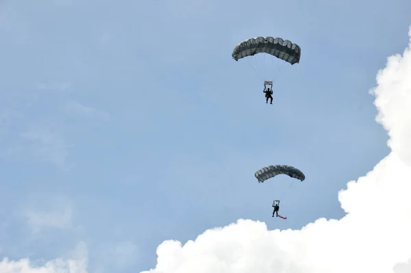 Tarakan Indonesien Dec 2017 Attraktion Fallskärmshoppning Himlen Iraw Tengkayu Festival — Stockfoto