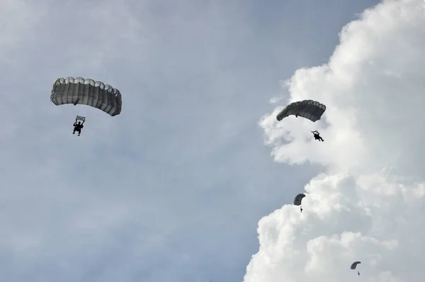 Tarakan Indonésie Déc 2017 Attraction Parachutisme Dans Ciel Iraw Tengkayu — Photo