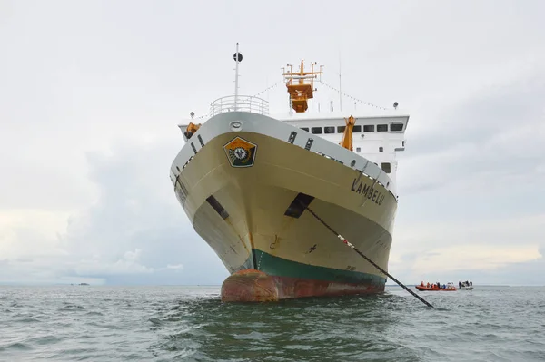 Tarakan Indonesien Oktober 2016 Fartyget Lambelu Gick Grund Grunt Vatten — Stockfoto