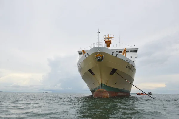 インドネシア タラカン2016年10月26日インドネシア タラカン市で ランベル 船が座礁 — ストック写真