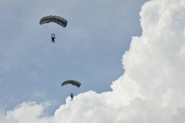 Tarakan Indonesien Dec 2017 Attraktion Fallskärmshoppning Himlen Iraw Tengkayu Festival — Stockfoto