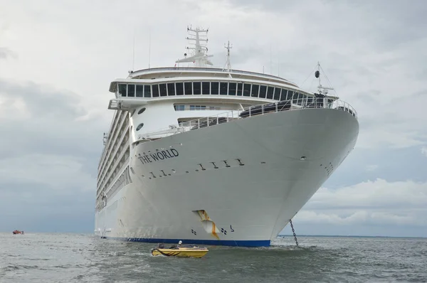 Tarakan Indonesia 24Th Nov 2016 World Cruise Ship Anchored Sea — Stock Photo, Image