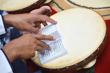 Tarakan, Endonezya. 26 Nisan 2016. Alimlerin elinde küçük kutsal bir Kur 'an.