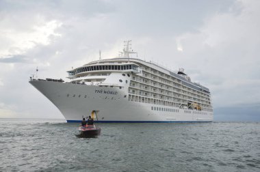 Tarakan, Endonezya. 24 Kasım 2016. Dünya yolcu gemisi Endonezya 'nın Tarakan şehrinde demirledi.