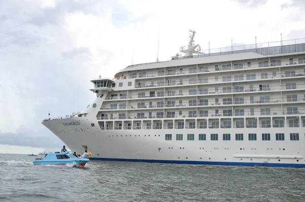 Tarakan Indonesia 24Th Nov 2016 World Cruise Ship Anchored Sea — Stock Photo, Image