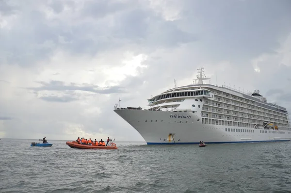 Tarakan Indonesia 24Th Nov 2016 World Cruise Ship Anchored Sea — Stock Photo, Image