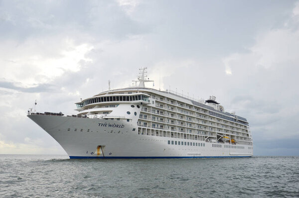 Таракан, Индонезия. 24 ноября 2016. Круизный лайнер World встал на якорь в индонезийском городе Таракан
