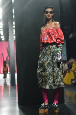 Jakarta, İndonezya. 21 Ağustos 2016. Nitiqbatik için Barli Asmara moda gösterisi, Endonezya 'nın başkenti Gandaria City Mall Jakarta' da Barli Asmara 'nın Fimela Festivali' nde giysi tasarımı
