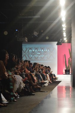 Jakarta, İndonezya. 21 Ağustos 2016. Nitiqbatik için Barli Asmara moda gösterisi, Endonezya 'nın başkenti Gandaria City Mall Jakarta' da Barli Asmara 'nın Fimela Festivali' nde giysi tasarımı