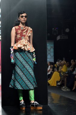Jakarta, İndonezya. 21 Ağustos 2016. Nitiqbatik için Barli Asmara moda gösterisi, Endonezya 'nın başkenti Gandaria City Mall Jakarta' da Barli Asmara 'nın Fimela Festivali' nde giysi tasarımı