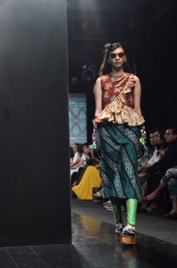 Jakarta, İndonezya. 21 Ağustos 2016. Nitiqbatik için Barli Asmara moda gösterisi, Endonezya 'nın başkenti Gandaria City Mall Jakarta' da Barli Asmara 'nın Fimela Festivali' nde giysi tasarımı
