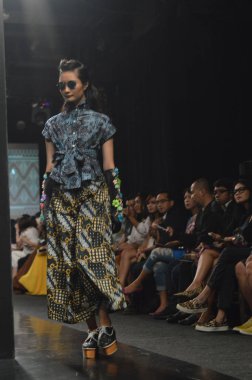 Jakarta, İndonezya. 21 Ağustos 2016. Nitiqbatik için Barli Asmara moda gösterisi, Endonezya 'nın başkenti Gandaria City Mall Jakarta' da Barli Asmara 'nın Fimela Festivali' nde giysi tasarımı
