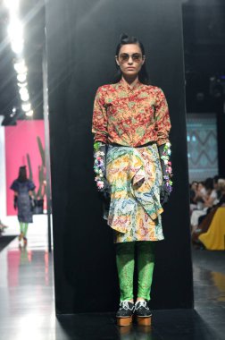 Jakarta, İndonezya. 21 Ağustos 2016. Nitiqbatik için Barli Asmara moda gösterisi, Endonezya 'nın başkenti Gandaria City Mall Jakarta' da Barli Asmara 'nın Fimela Festivali' nde giysi tasarımı