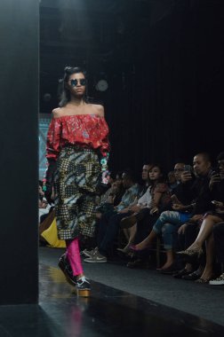 Jakarta, İndonezya. 21 Ağustos 2016. Nitiqbatik için Barli Asmara moda gösterisi, Endonezya 'nın başkenti Gandaria City Mall Jakarta' da Barli Asmara 'nın Fimela Festivali' nde giysi tasarımı