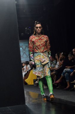 Jakarta, İndonezya. 21 Ağustos 2016. Nitiqbatik için Barli Asmara moda gösterisi, Endonezya 'nın başkenti Gandaria City Mall Jakarta' da Barli Asmara 'nın Fimela Festivali' nde giysi tasarımı