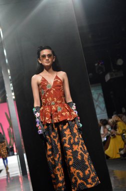 Jakarta, İndonezya. 21 Ağustos 2016. Nitiqbatik için Barli Asmara moda gösterisi, Endonezya 'nın başkenti Gandaria City Mall Jakarta' da Barli Asmara 'nın Fimela Festivali' nde giysi tasarımı