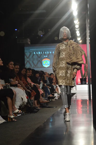 Jakarta Indonesia Agosto 2016 Sfilata Moda Barli Asmara Tarakan Abbigliamento — Foto Stock