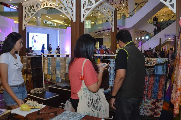 印度尼西亚雅加达 2016年8月20日 在印度尼西亚雅加达甘达利亚市购物中心举行的2016年Fimela节塔拉坎典型蜡染展览 — 图库照片