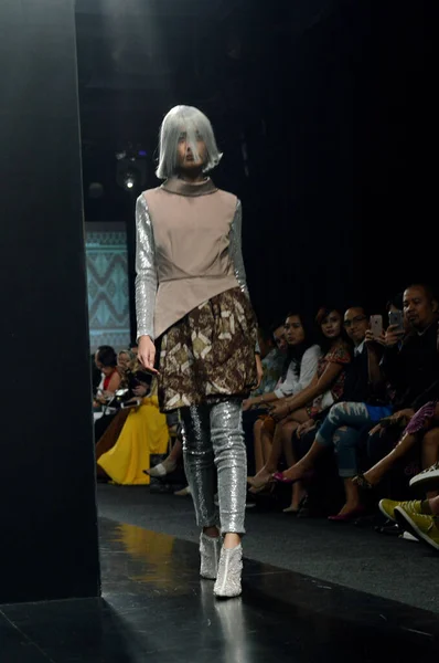 Jakarta Indonesia Agosto 2016 Sfilata Moda Barli Asmara Tarakan Abbigliamento — Foto Stock