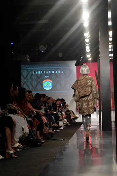 印度尼西亚雅加达 2016年8月21日 Barli Asmara为Tarakan设计的时装秀 由Barli Asmara在印度尼西亚雅加达甘迪亚市购物中心的Fimela Fest 2016中设计 — 图库照片