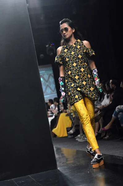 Jacarta Indonésia Agosto 2016 Desfile Moda Barli Asmara Para Nitiqbatik — Fotografia de Stock