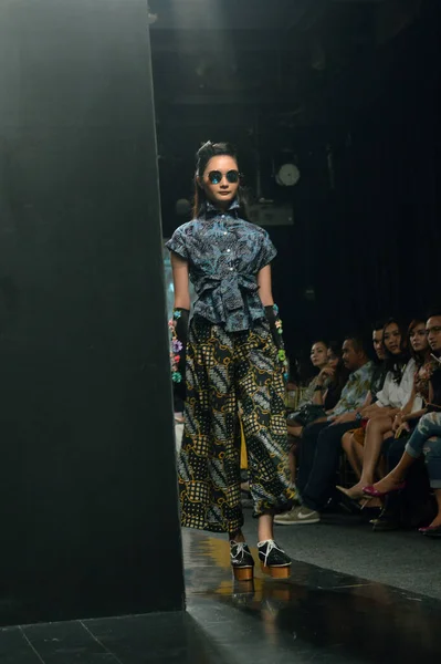 Jakarta Indonesia Agosto 2016 Sfilata Moda Barli Asmara Nitiqbatik Abbigliamento — Foto Stock