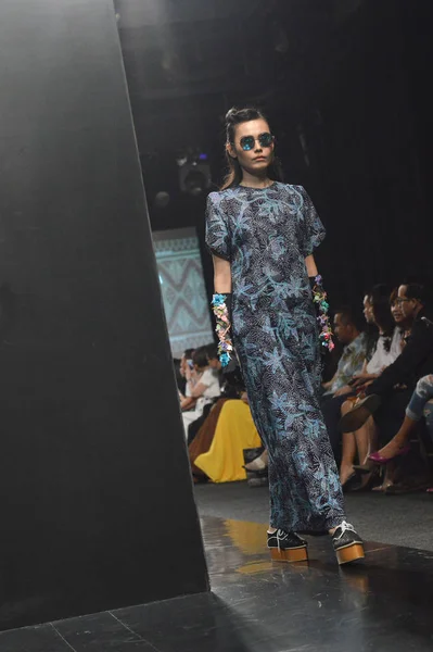 Jakarta Indonesia Agosto 2016 Sfilata Moda Barli Asmara Nitiqbatik Abbigliamento — Foto Stock