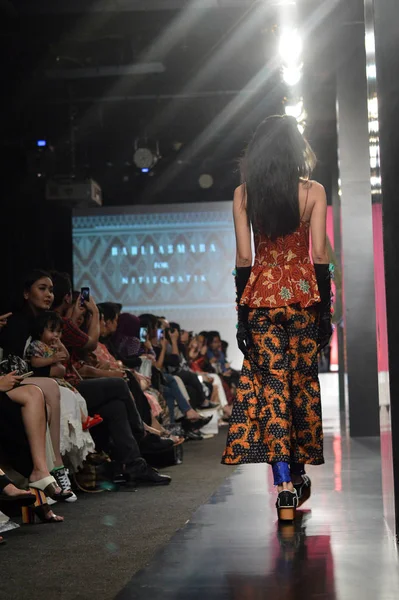 Jacarta Indonésia Agosto 2016 Desfile Moda Barli Asmara Para Nitiqbatik — Fotografia de Stock