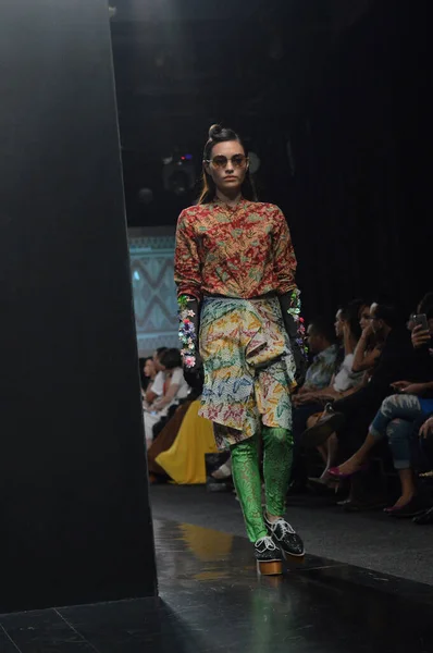 Jakarta Indonesia Agosto 2016 Sfilata Moda Barli Asmara Nitiqbatik Abbigliamento — Foto Stock