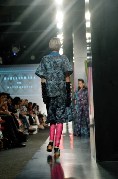 ジャカルタ インドネシア 2016年8月21日ファッションショーBarli Asmara Nitiqbatic Clothing Design Barli Asmara Fimela — ストック写真