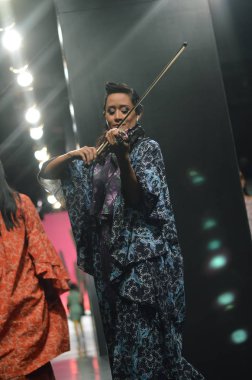 Jakarta, İndonezya. 21 Ağustos 2016. Nitiqbatik için Barli Asmara moda gösterisi, Endonezya 'nın başkenti Gandaria City Mall Jakarta' da Barli Asmara 'nın Fimela Festivali' nde giysi tasarımı