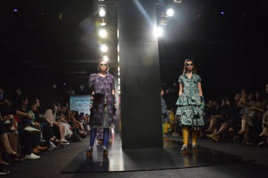 Jakarta, İndonezya. 21 Ağustos 2016. Nitiqbatik için Barli Asmara moda gösterisi, Endonezya 'nın başkenti Gandaria City Mall Jakarta' da Barli Asmara 'nın Fimela Festivali' nde giysi tasarımı