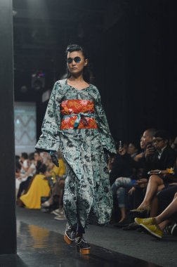 Jakarta, İndonezya. 21 Ağustos 2016. Nitiqbatik için Barli Asmara moda gösterisi, Endonezya 'nın başkenti Gandaria City Mall Jakarta' da Barli Asmara 'nın Fimela Festivali' nde giysi tasarımı