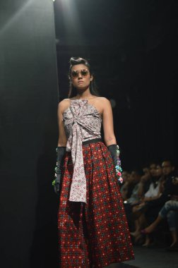 Jakarta, İndonezya. 21 Ağustos 2016. Nitiqbatik için Barli Asmara moda gösterisi, Endonezya 'nın başkenti Gandaria City Mall Jakarta' da Barli Asmara 'nın Fimela Festivali' nde giysi tasarımı