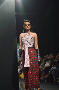 Jakarta, İndonezya. 21 Ağustos 2016. Nitiqbatik için Barli Asmara moda gösterisi, Endonezya 'nın başkenti Gandaria City Mall Jakarta' da Barli Asmara 'nın Fimela Festivali' nde giysi tasarımı