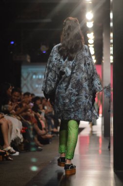 Jakarta, İndonezya. 21 Ağustos 2016. Nitiqbatik için Barli Asmara moda gösterisi, Endonezya 'nın başkenti Gandaria City Mall Jakarta' da Barli Asmara 'nın Fimela Festivali' nde giysi tasarımı