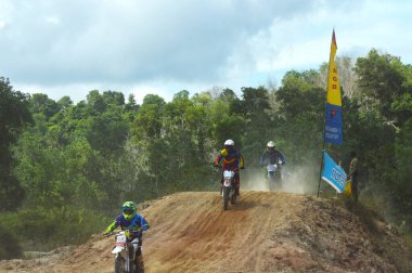 TARAKAN, İndonezya. 13 Mayıs 20176. kavrayıcı motosiklet yarışçısı sıçrama tümseklerinde hızla çarpışıyor.