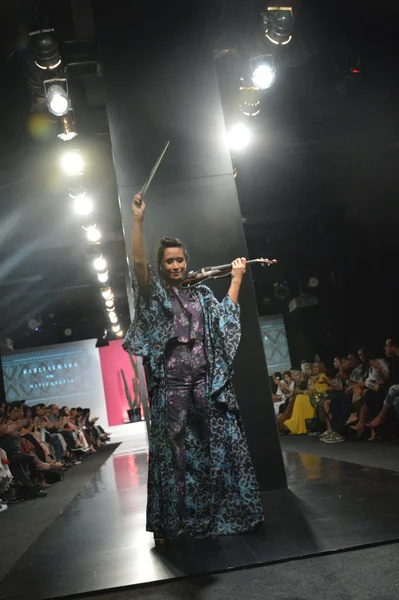 Jakarta Ndonezya Ağustos 2016 Nitiqbatik Için Barli Asmara Moda Gösterisi — Stok fotoğraf