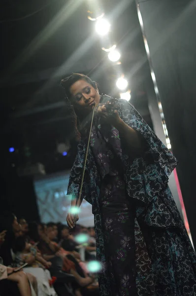 Jakarta Indonesia Agosto 2016 Sfilata Moda Barli Asmara Nitiqbatik Abbigliamento — Foto Stock