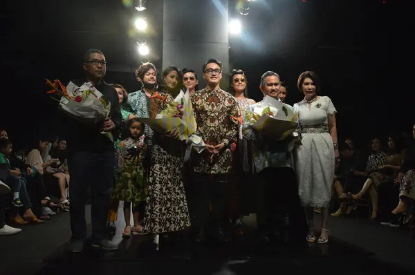 Jakarta Indonézia 2016 Augusztus Barli Asmara Tarakan Divatbemutató Barli Asmara — Stock Fotó