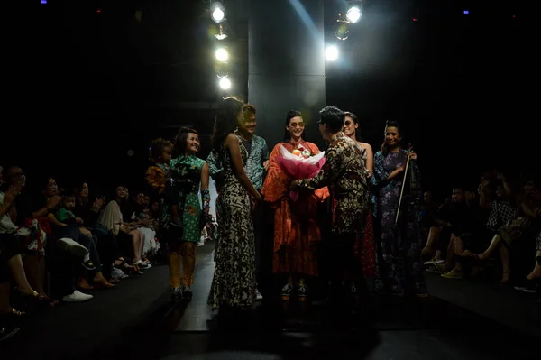 インドネシアのジャカルタ 2016年8月21日ファッションショーBarli Asmara Tarakan Clothing Design Barli Asmara Fimela Fest — ストック写真