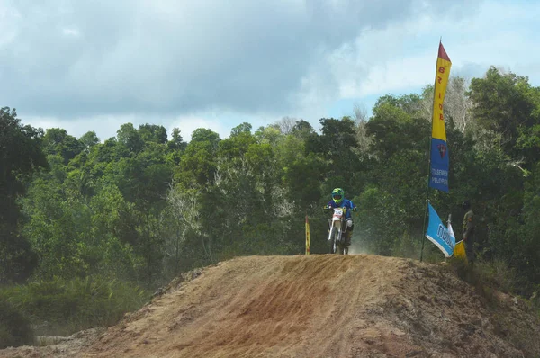 Tarakan Indonesie Května 20176 Grasstrack Motocyklový Závodník Rychle Srazí Skákací — Stock fotografie