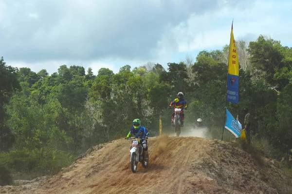 Таракан Индонезия Мая 20176 Гонщик Мотоцикле Grasstrack Быстро Сталкивается Скачках — стоковое фото