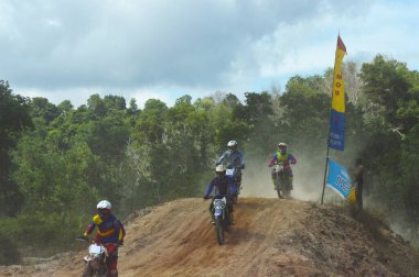 TARAKAN, İndonezya. 13 Mayıs 20176. kavrayıcı motosiklet yarışçısı sıçrama tümseklerinde hızla çarpışıyor.