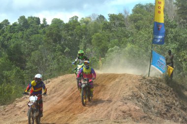TARAKAN, İndonezya. 13 Mayıs 20176. kavrayıcı motosiklet yarışçısı sıçrama tümseklerinde hızla çarpışıyor.