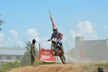 TARAKAN, İndonezya. 13 Mayıs 20176 Grasstrack motosiklet yarışçısı bir tepecikte uçuyor.