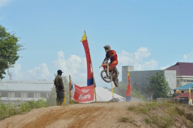 TARAKAN, İndonezya. 13 Mayıs 20176 Grasstrack motosiklet yarışçısı bir tepecikte uçuyor.