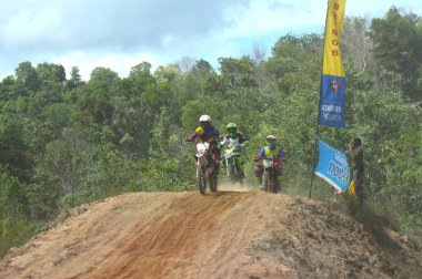 TARAKAN, İndonezya. 13 Mayıs 20176. kavrayıcı motosiklet yarışçısı sıçrama tümseklerinde hızla çarpışıyor.