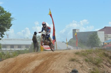 TARAKAN, İndonezya. 13 Mayıs 20176 Grasstrack motosiklet yarışçısı bir tepecikte uçuyor.