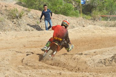 TARAKAN, İndonezya. 13 Mayıs 20176 Yarışçılar yarış pistinde sıkı dövüştüler.